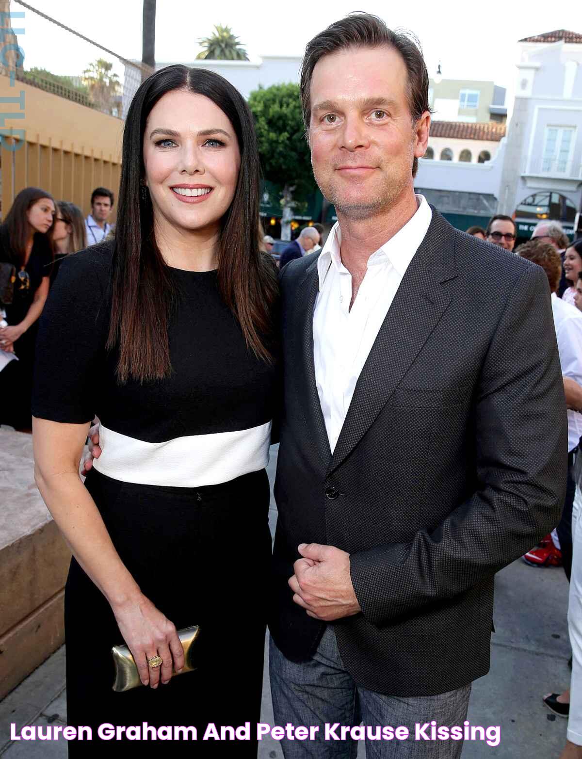 Lauren Graham And Peter Krause Kissing